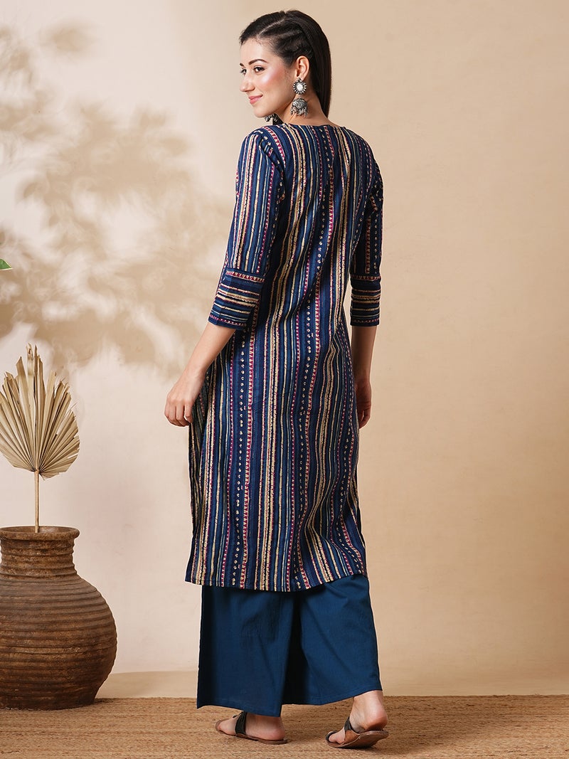 جلو باص طقم كورتا نسائي مستقيم بطبعة خطوط هندسية وياقة على شكل  مع بنطلون بالازو للعمل - Image 4